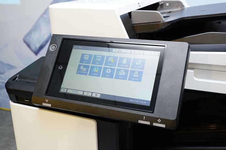 機身搭載 9 吋觸控螢幕面板，操作直覺。