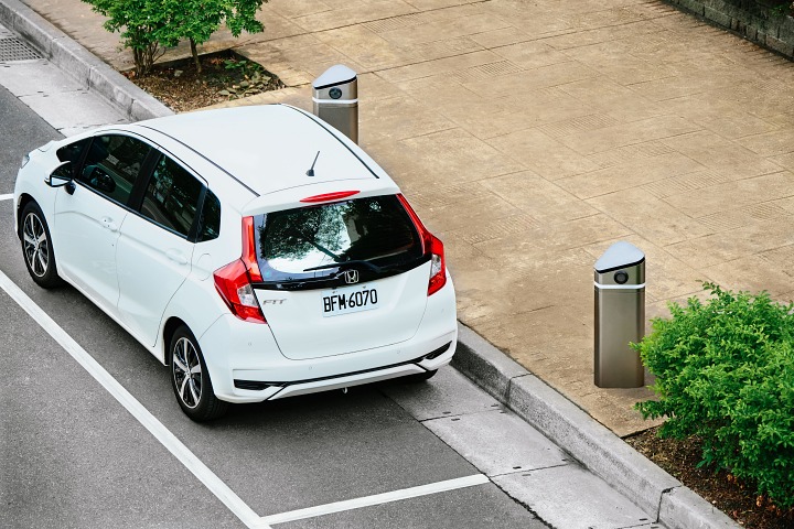 這款停車柱用的是 Gogoro 電池！晟明科技加入 PBGN 打造智慧停車柱解決方案