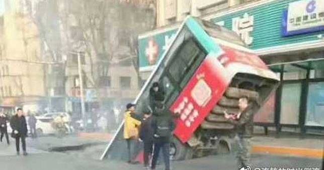 路面突坍！公車落大洞6死15傷　還有10人失聯