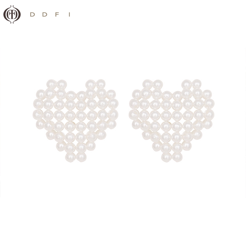 ※全部現貨供應中※產品規格：圖片2商品材質：S925銀針 編織珍珠風格：韓國風/可愛風包裝：氣泡紙/紙盒包裝數量：一對產品介紹:融入細膩的珍珠元素編織成摟空的立體愛心凸顯少女的甜美設計帶著法式宮廷風的