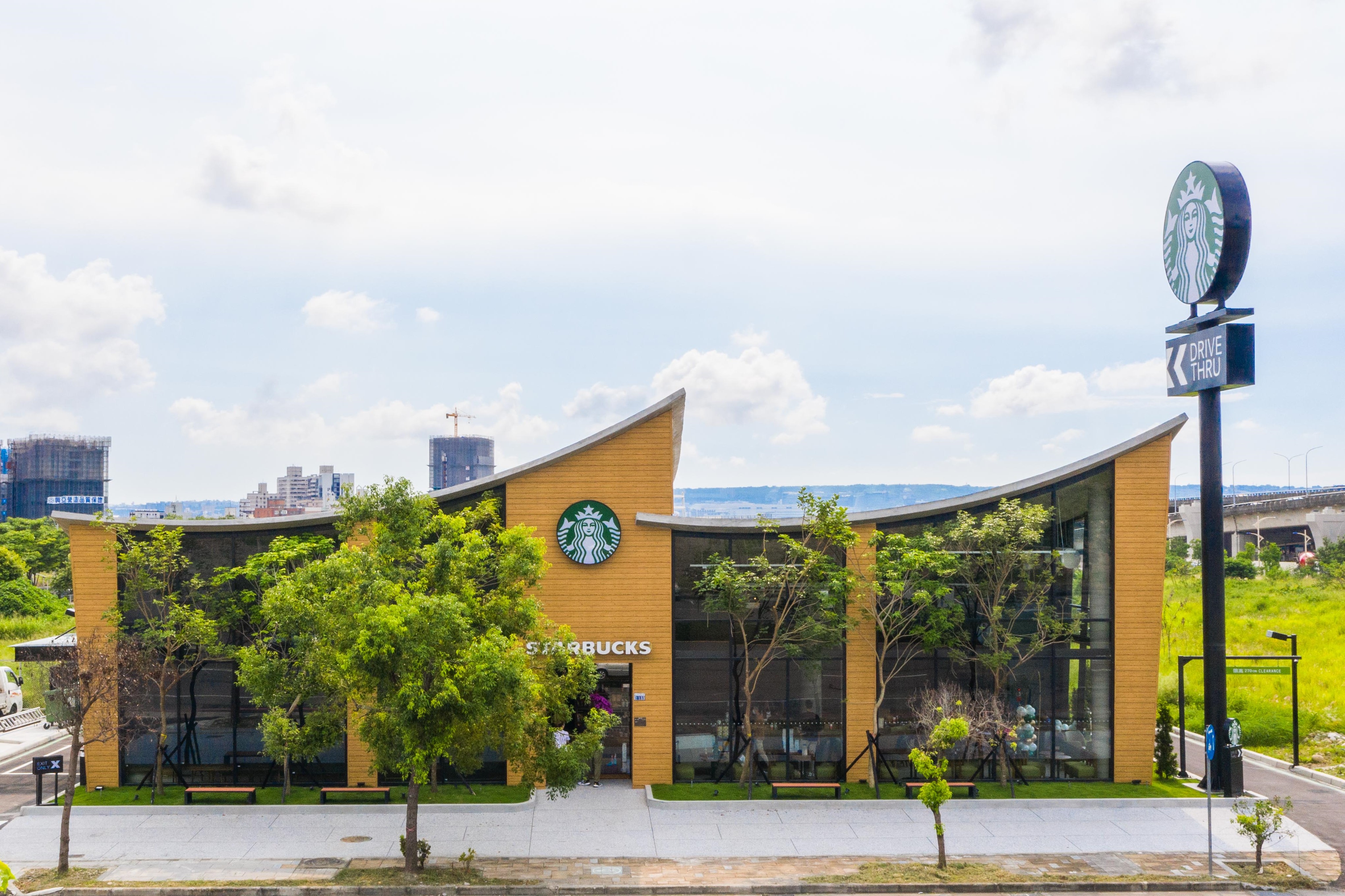 瞄準台中市人口最多的北屯區，星巴克「松竹洲際門市」進駐北屯區主要幹道松竹路，門市設計靈感來自鄰近洲際棒球場與台中巨蛋，運用簡約輕盈的弧線創造出曲線屋頂和牆壁，與自然及周遭相互作用呼應。（圖片提供/星巴克）