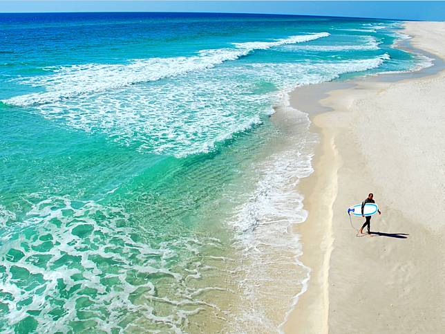 Tak Hanya Putih atau Kecokelatan, Ini 11 Deretan Pantai Paling Berwarna di Dunia