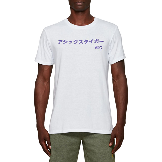 日本片假名印花的中性短袖上衣是ASICS 運動休閒系列的全新風格。這款上衣採用聚酯纖維和棉質巧妙組合製成，才材質柔軟親膚、輕盈，是日常穿著的絕佳選擇。不管外出或居家都是不可或缺的好選擇。版型:正常版型