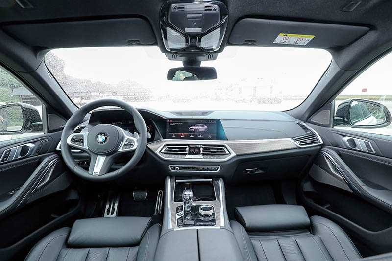 車內採用的是鋁質格紋飾版、黑色頂篷以及頂級水晶中控套件，M-Sport的M款方向盤則是標配。（圖／王永泰攝）