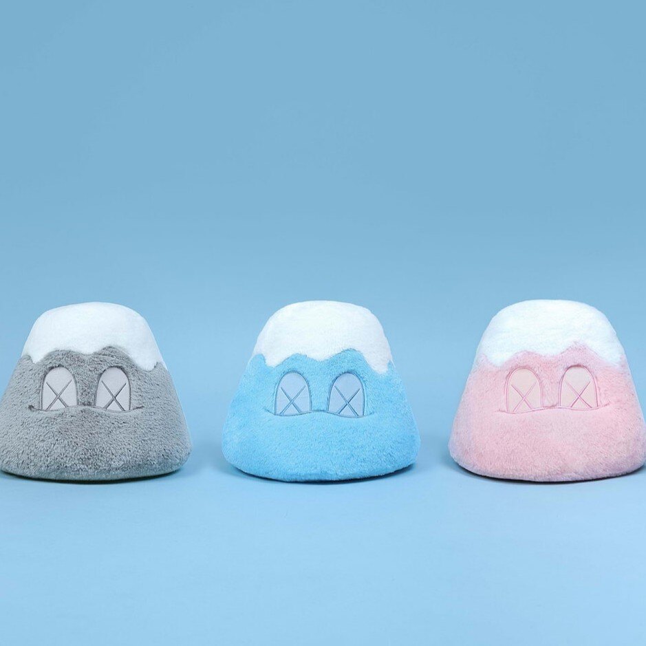 KAWS:HOLIDAY JAPAN 富士山毛絨公仔 灰色