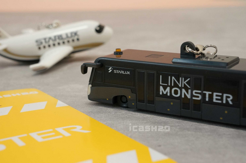 的「星宇航空接駁車icash2.0」，外觀一樣採全黑風格設計帥氣有型，車體塗裝與側身大大的「LINK MONSTER」字樣展現出這台「黑色巨獸」低調奢華的風格。
