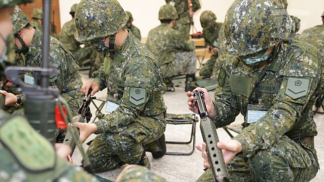 國軍首梯14位女性教召 進行手槍、步槍專長複訓 太報 Line Today