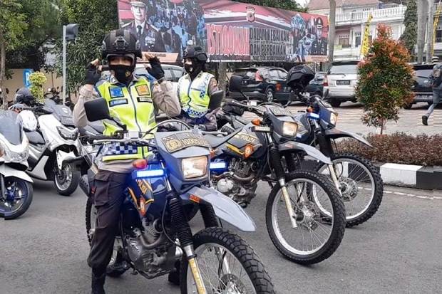 Polwan Cantik Antar Sembako Naik Motor Trail Trabas Lereng Galunggung Sindonews Line Today