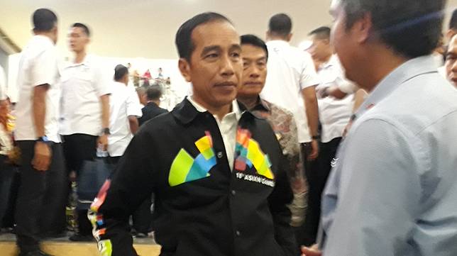 Presiden Joko Widodo saat mengunjungi seusai blusukan di Mal Ciputra Seraya, Pekanbaru, Provinsi Riau, Selasa (8/5/2018) malam.  (Suara.com/D. Bowo Raharjo) 