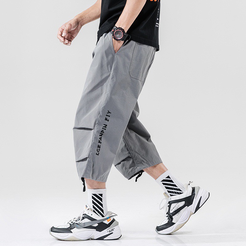 七分褲男 黑/灰色夏季潮流英文印花寬鬆大尺碼休閒短褲 青年男士素色百搭可收縮褲腳束腳哈倫褲 運動短褲 學生寬褲 男生褲子