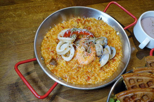 新竹東區竹科人及交大學生聚餐約會美式餐廳，LALA Kitchen新美式餐廳新竹科園店，餐點份量多楓糖鬆餅炸雞超好吃(含LALA Kitchen菜單) 