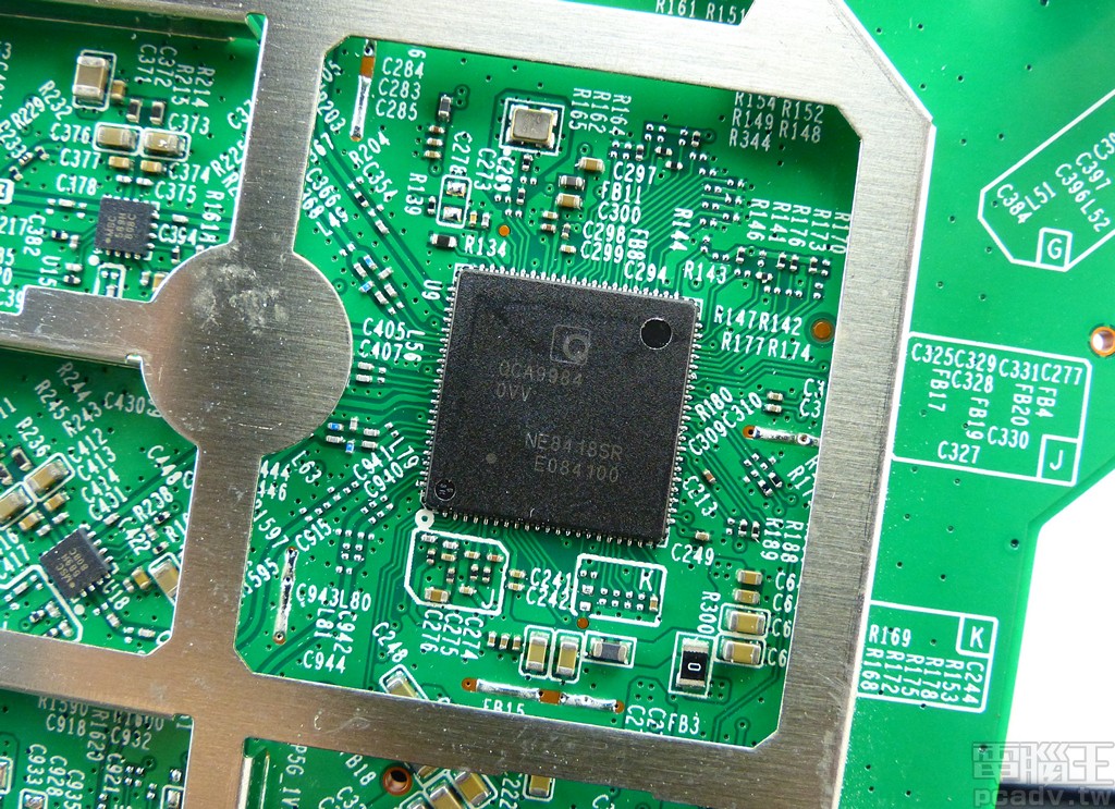 5GHz 頻段採用 QCA9984，並以硬體方式限制最高支援 3 空間流 1300Mbps