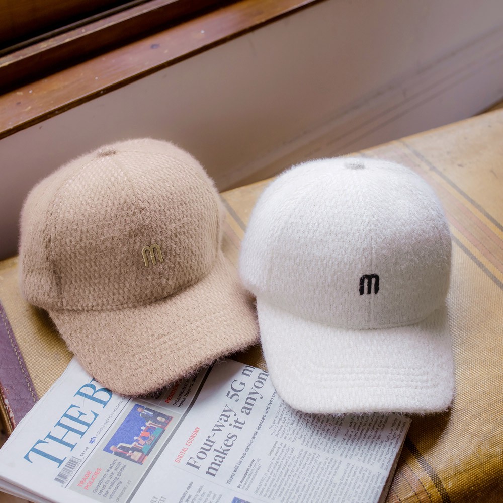 手感豐厚的毛呢材質，提升造型質感與保暖性，帶有光澤感的英文字母刺繡點綴亮點，高雅的色系簡約好搭配各種冬季穿搭 ~