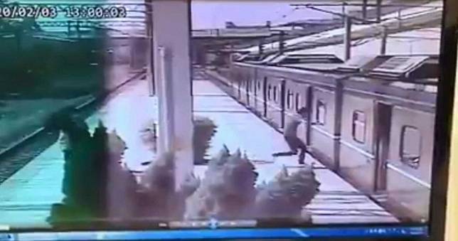 男爬列車頂遭「2.5萬伏特電擊」火光瞬炸！小兄弟燒到焦黑