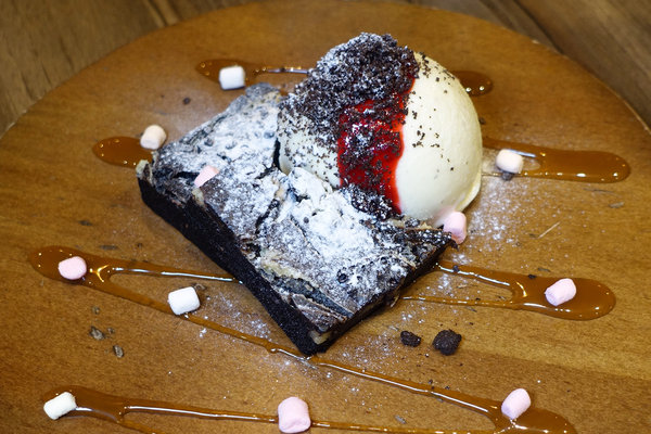 美式聚餐-the chips美式餐廳信義ATT店，ATT 4 FUN餐廳推薦，有台北101夜景、好喝啤酒和調酒適合上班族聚餐小酌的台北信義區美式餐廳