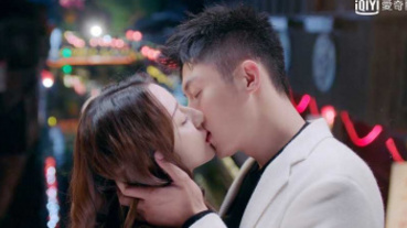 情敵前上演「煙火吻」 黃景瑜霸氣吻迪麗熱巴頻笑場