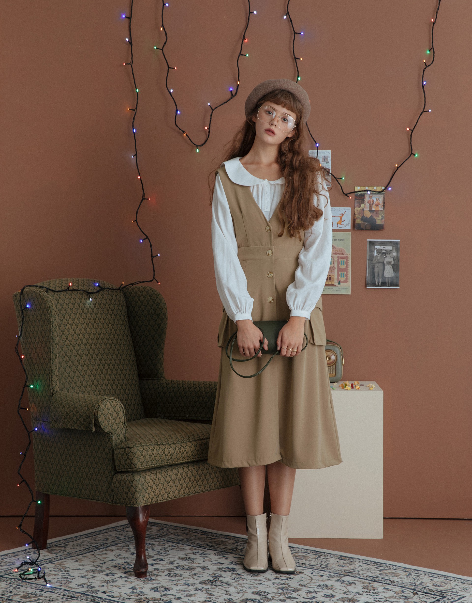 舒適質感面料/V領造型/前胸可開釦/兩側皆有口袋/裙子有裡布