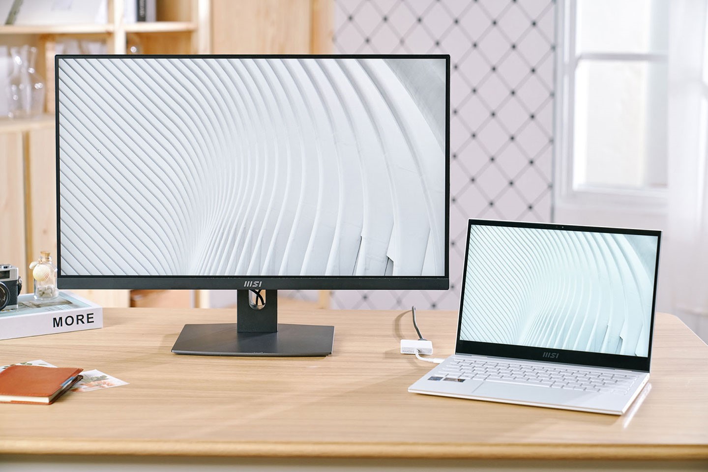 由於 Modern AM271 內建有 HDMI IN 埠，因此也能作為一般的顯示器使用，像是搭配筆電就能打造雙螢幕作業環境，而且無論電腦系統是否開機都能隨時切換視訊來源，等於使用者可以同時操控兩台電腦。