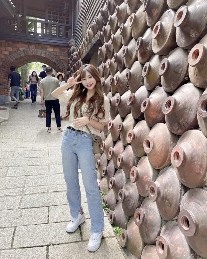 漫遊集集線｜水里自行車道，抵達水里蛇窯的入口，要先走過一段景緻幽美的林蔭小徑，兩旁設有不少和陶土有關的造景，提供給喜歡拍照的遊客取材。