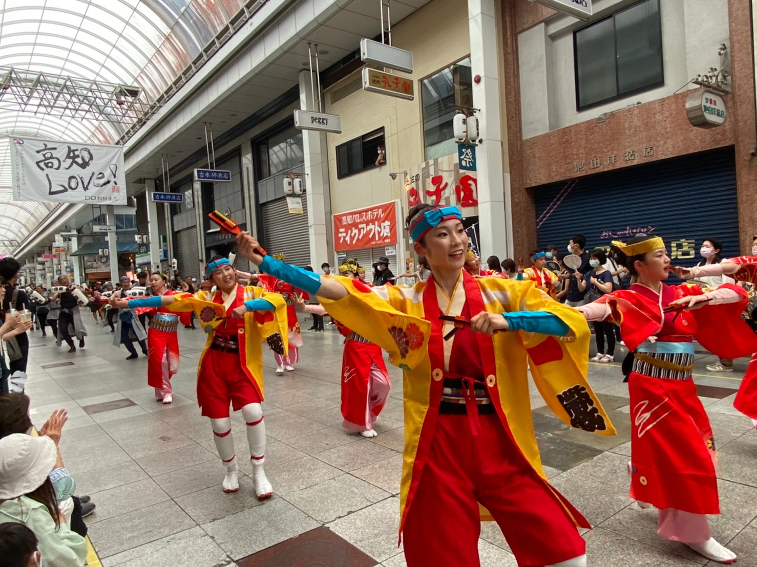 花火大會開序幕 高知縣「2022夜來祭鳴子舞蹈特別演舞」睽違3年盛大開幕 全縣熱血沸騰！ - LINE旅遊