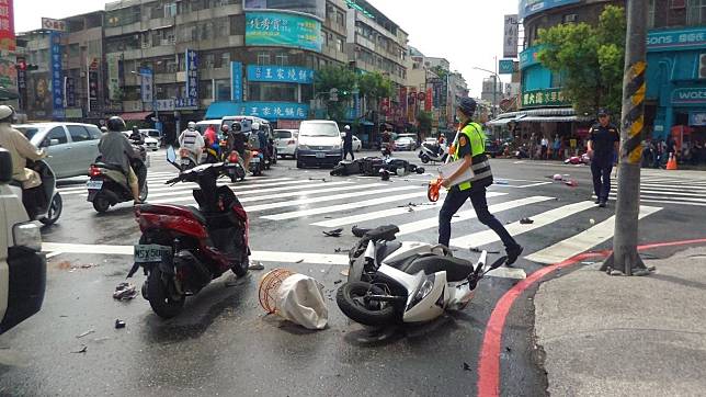 吳姓男子開車連撞汽、機車，警方趕到場處理。記者林保光／攝影