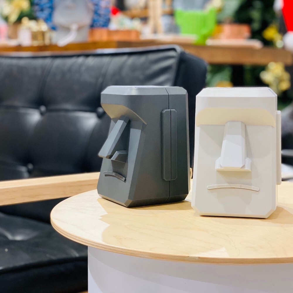 顏 色簡約水泥灰(淺)|低調隕石灰(深) 材 質pe+金屬喇叭 尺 寸1010.5x15.5cm 淨 重0.5kg 電 源內建高效能鋰電池2500ma一般音量可連續使用9~10小時 附 件專屬usb充