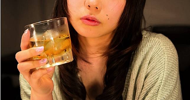 女爛醉酒醒內褲有精液　驚覺遭男友人性侵