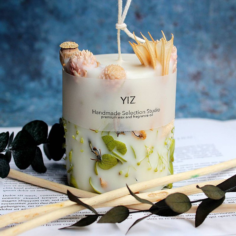 乾燥花香氛蠟燭最迷人的地方就是可以用各式花材搭配出屬於自己的小花園，天然大豆蠟加上精油的香氣，可以同時感受花與香氛的療癒時刻！