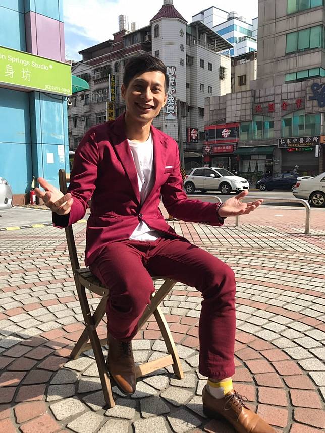 逸祥因為紅蟳事件被觀眾熟知，專訪時又穿了一身紅，他說以後懂得跟長輩應對進退，不會再發生一樣的事了。記者葉君遠／攝影