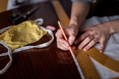 サイズの合わないカーテンは 切らずに 裾上げできる 初心者でも超簡単な方法とは