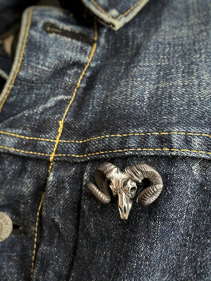 公羊頭骨胸針，白色古銅色。