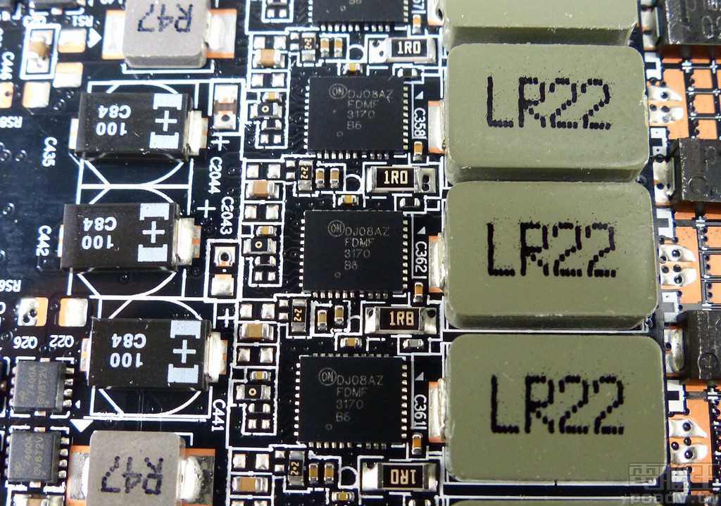 主要供電單相採用 1 顆 FDMF3170，最大電流負載量為 70A，耐溫達 125℃，並支援電流與溫度監控