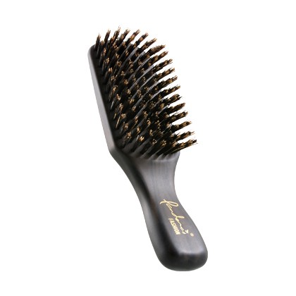 潘朵拉專為男性設計寬版髮梳, 利用豬鬃的天然特性，快速撫平毛鱗片，達到鎖水保濕的功效。◇雲貴高原手工嚴選天然野豬鬃背毛◇由手工篩選天然野豬鬃珍貴的背毛，比一般豬鬃毛更粗更強韌，且富含更多角蛋白，能更有