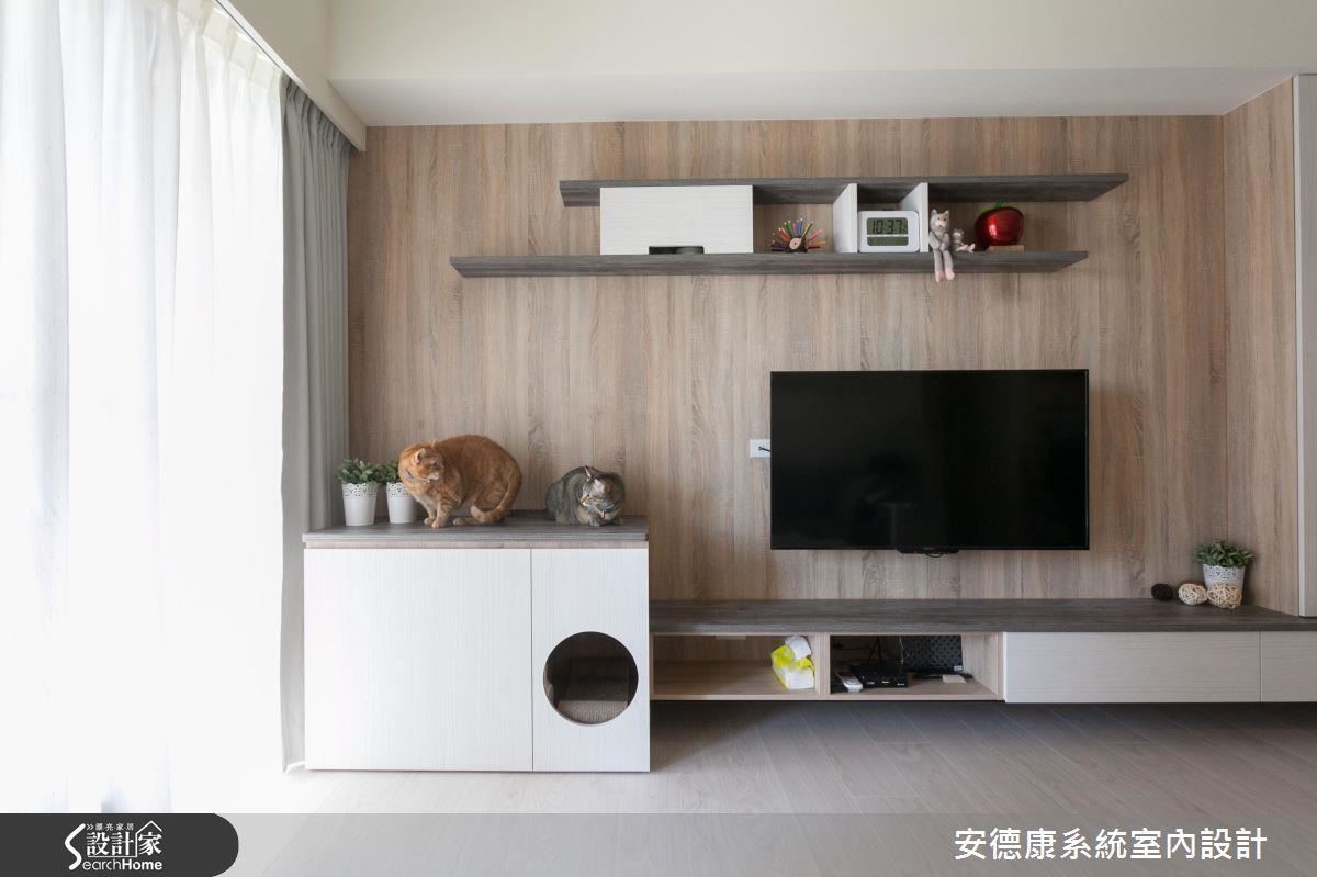 設計較大尺寸貓砂盆以系統櫃結合於電視一角，切了圓形開口保持通風，解決衛生與美觀問題。