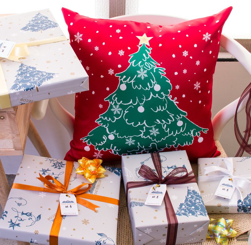 聖誕節的濃濃氣氛裝飾抱枕，Home Xi Decor推出經典紅色聖誕樹抱枕，手繪質感的聖誕樹線條，搭配雪花背景，濃濃的聖誕節氣氛充滿抱枕，北歐風的居家裝飾只要換上這顆聖誕樹抱枕，馬上讓家整個亮起來。