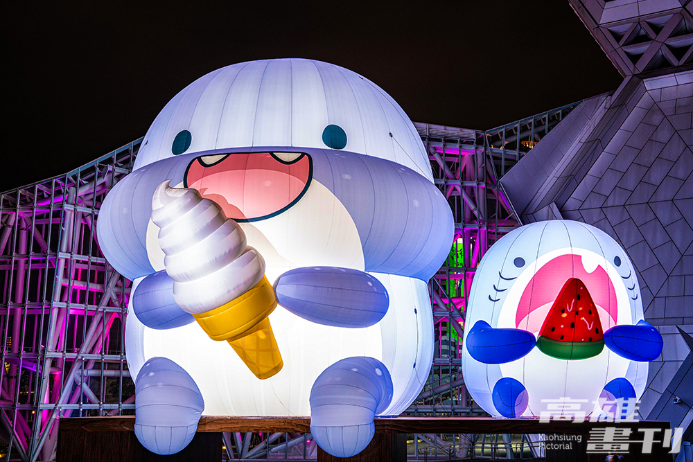 「海洋派對．高雄聯萌」成員們成為夜間注目焦點。(攝影/黃敬文)