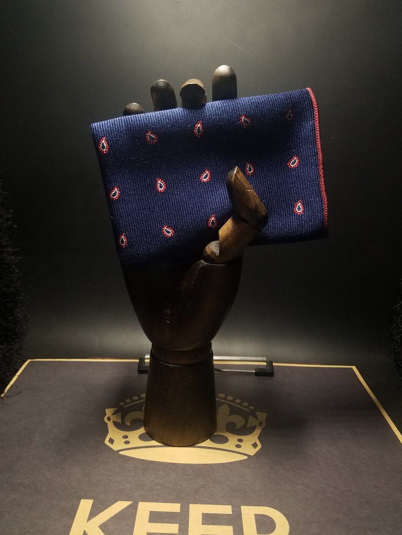 小可愛和小領帶是一家專門定制手工領結和領帶的工作室，關鍵字：雅痞，悶騷，精緻，不受機械化生長影響的手藝才是最迷人的奢侈，為男人的日常生活注入歡樂色彩，使灑脫友善的個性盡情表露.