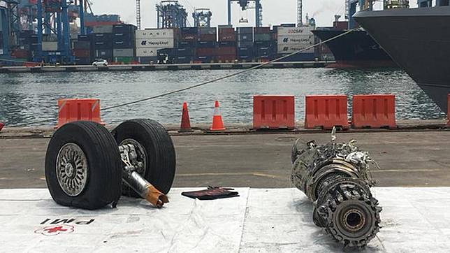 Ban dan mesin turbin pesawat Lion Air JT 610 yang jatuh di Perairan Karawang, Jawa Barat, saat dijejerkan di Posko Taktis JICT II, Tanjung Priok, Jakarta Utara, pada Ahad, 4 Oktober 2018. Tempo/Adam Prireza