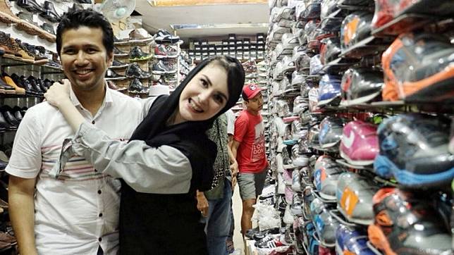 Emil Dardak dan Arumi Bachsin.