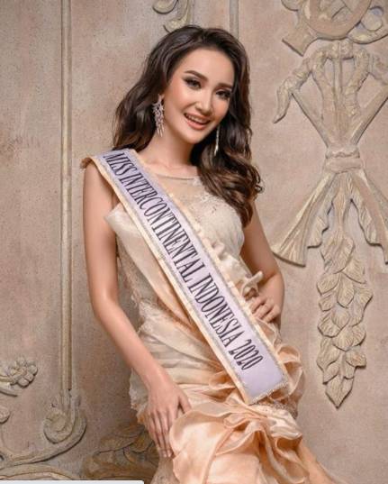 7 Potret Bella Aprilia, Model Cantik yang Dikabarkan Calon Istri Ivan Gunawan 