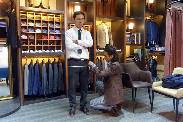 桃園西服推薦-西服先生，X-PLUS創世界服飾聯合展示會，進口日本高精密科技裁剪床、獨立設計師團隊，快速、合身的平價桃園訂製西服
