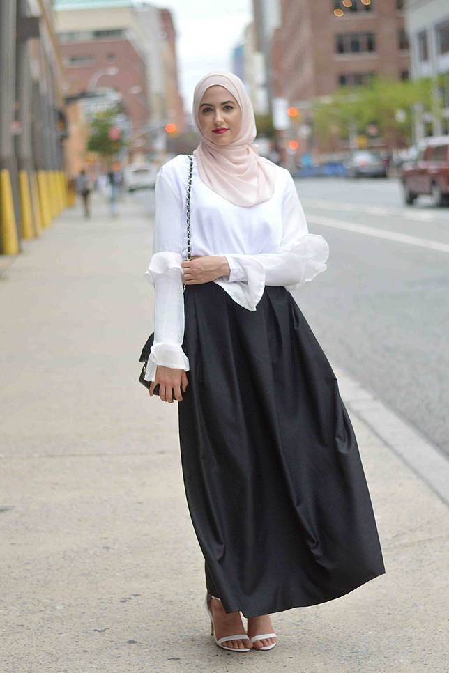 Padu-padan Maxi Skirt Agar Terlihat Lebih Tinggi