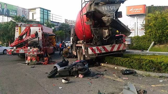 台南市東區裕義路，今天清晨發生一輛預拌混擬土車失控衝撞機車騎士，一名男騎士當場被壓在預拌混擬土車左前輪下方。記者黃宣翰／攝影