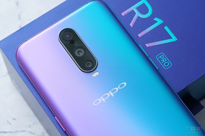 OPPO R17 Pro 開箱動手玩，SuperVOOC 超級閃充太狂，35 分鐘充滿 100% 電力
