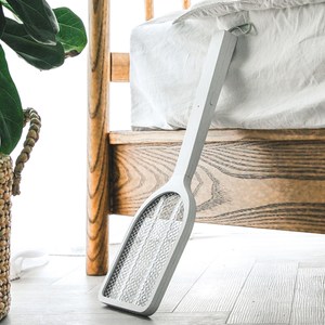 8度斜角- 握把與拍面的8度空間，輕鬆拿取電蚊拍 90度拍面- 貼合角落，無死角 按鈕加大- 輕鬆按壓，不錯失除蚊良機 安全網面- 3層網面，3秒除電裝置