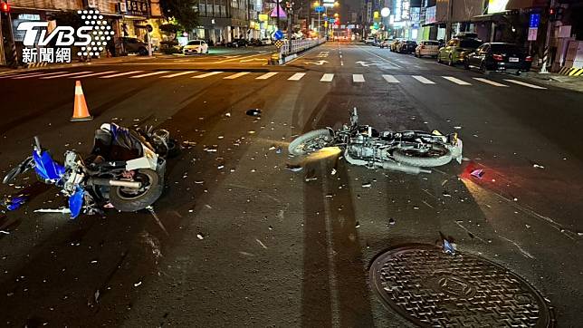 台中市北區三民路昨（28）日深夜發生一起驚悚車禍。（圖／TVBS）