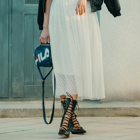 漢城企劃系列新作帶來眾多單品，以80年代迪斯可、運動風格為設計主軸，呈現經典80年代樣貌，秀出FILA擅長的時髦風潮，大玩時空穿越創意!