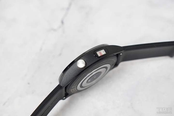 手錶右側為光學 PPG 心率感應器，下方為實體按鈕，按下可以解鎖畫面、回到主畫面。