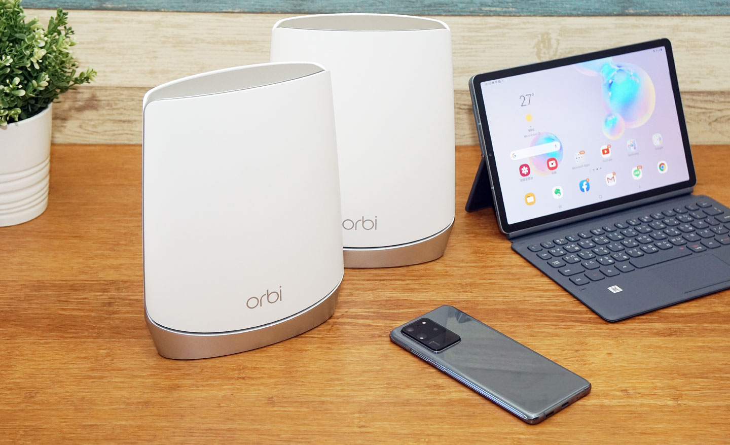 NETGEAR Orbi RBK752 擁有總頻寬 4.2 Gbps 的三頻 Wi-Fi 6 規格，並透過 Mesh Wi-Fi 主機搭配衛星機的延伸，大幅提升訊號涵蓋範圍，可同時滿足穩定收訊與高傳輸頻寬的需求。