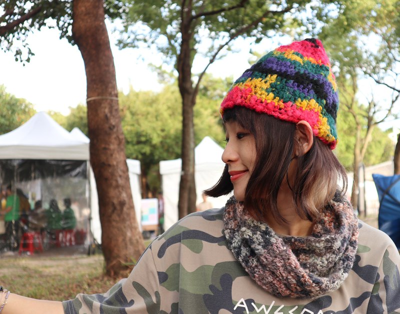 我是一顆栗子帽，戴起來古靈精怪的，把下擺捲上來戴更可愛唷!